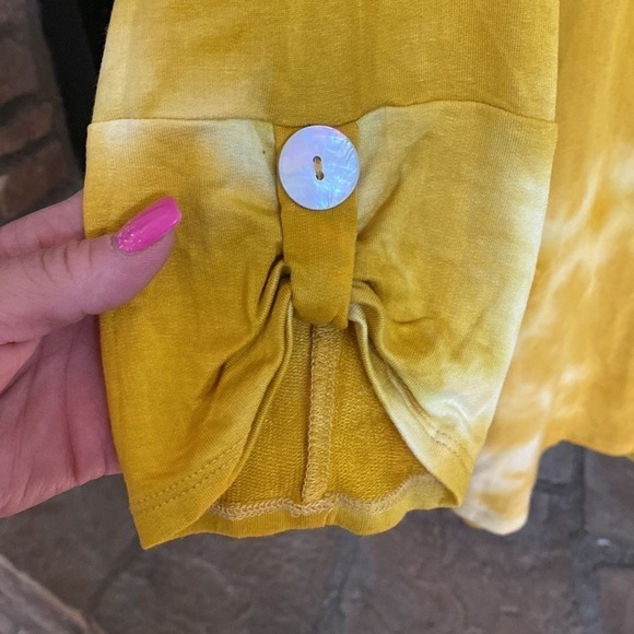 NWT Chacha Vente yellow and white top with pearlized button detail. 1X - Picture 3 of 10